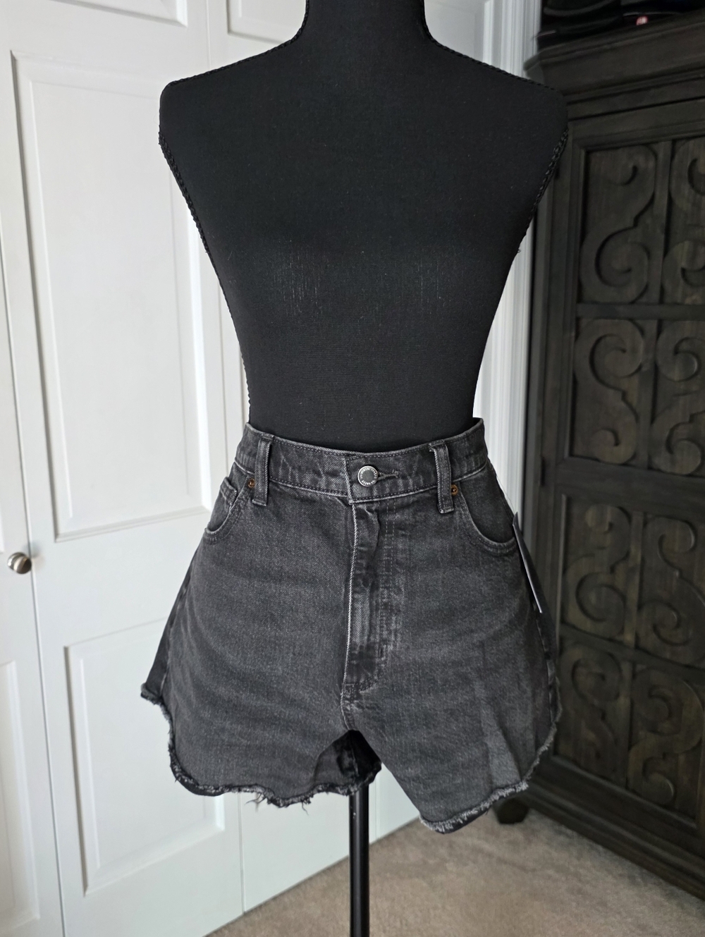 NWT Universal Thread Black Denim Shorts High Rise Raw Hem Size 10